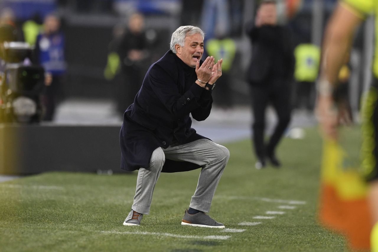 Mourinho și-a pierdut cumpătul! Conflict cu Kvaratskhelia la marginea terenului_12