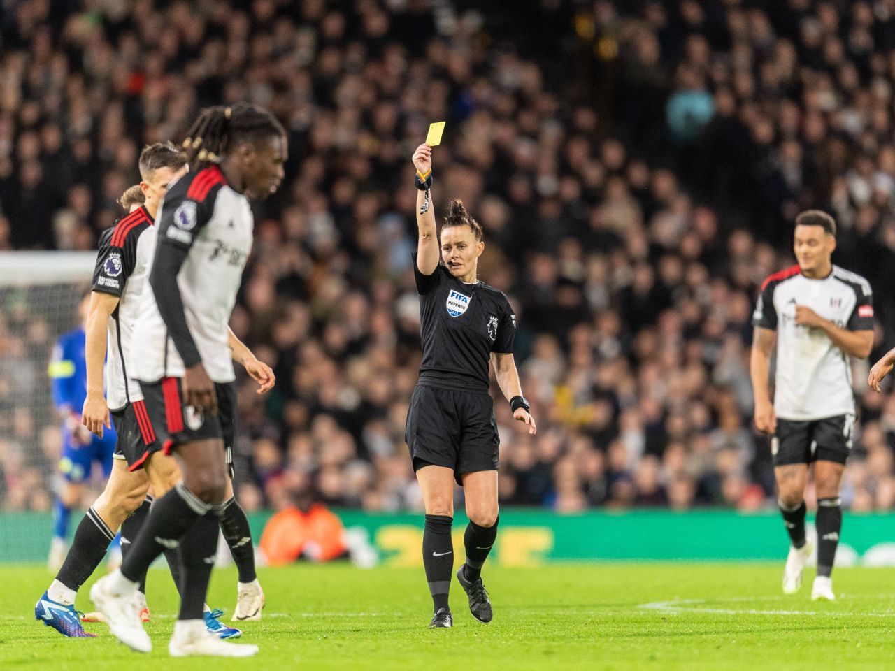 Ea e prima femeie care a arbitrat un meci din Premier League!_2