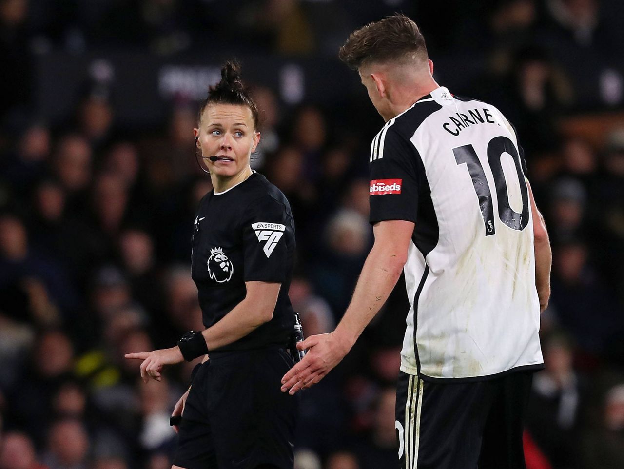 Ea e prima femeie care a arbitrat un meci din Premier League!_3