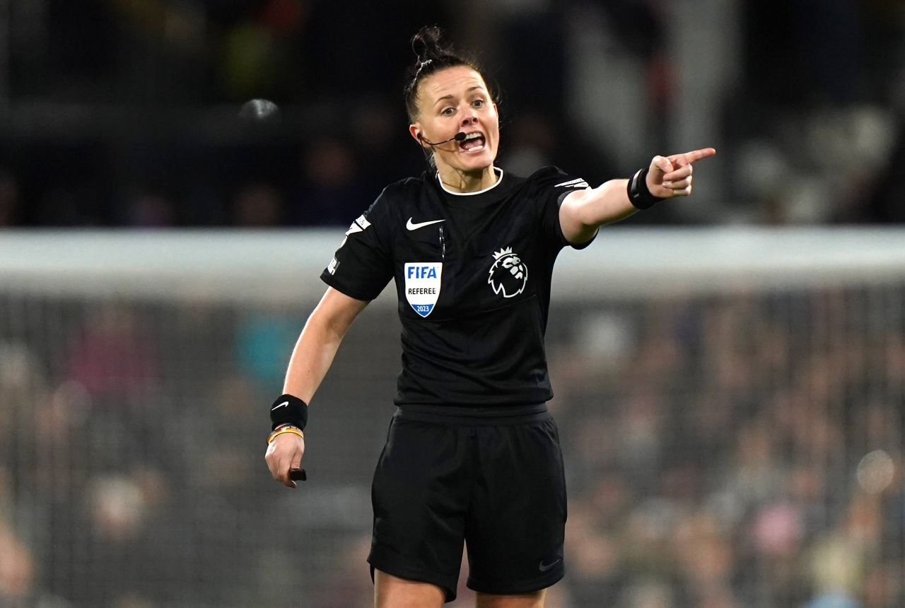 Ea e prima femeie care a arbitrat un meci din Premier League!_4