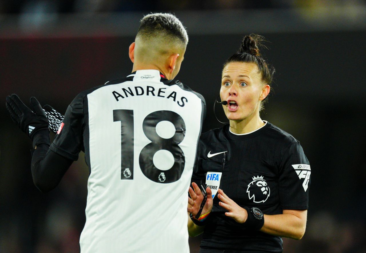 Ea e prima femeie care a arbitrat un meci din Premier League!_1