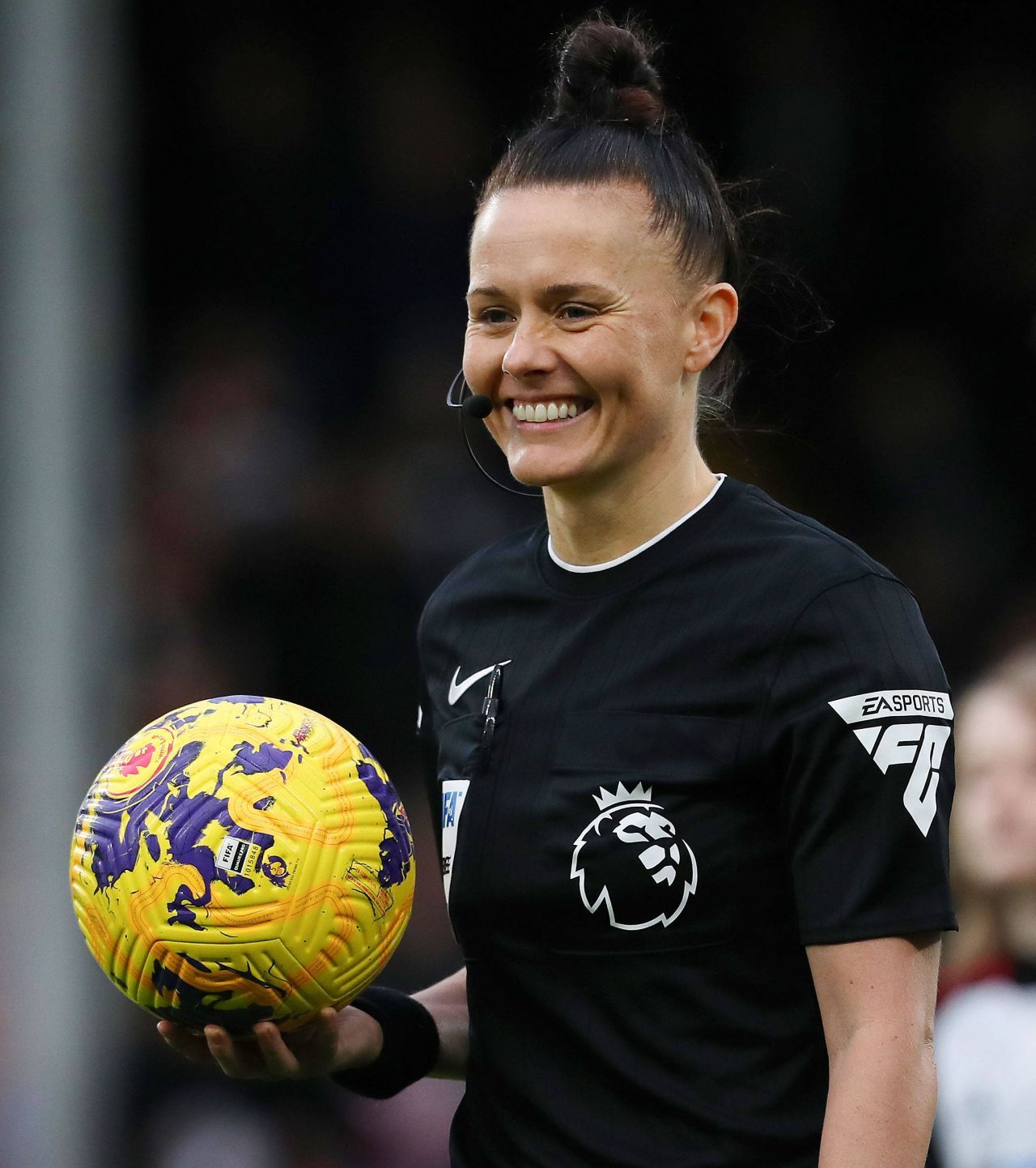 Ea e prima femeie care a arbitrat un meci din Premier League!_5