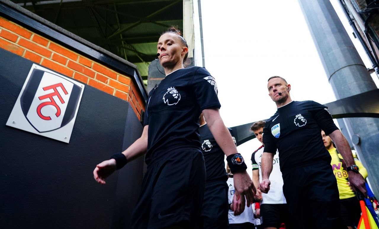 Ea e prima femeie care a arbitrat un meci din Premier League!_6