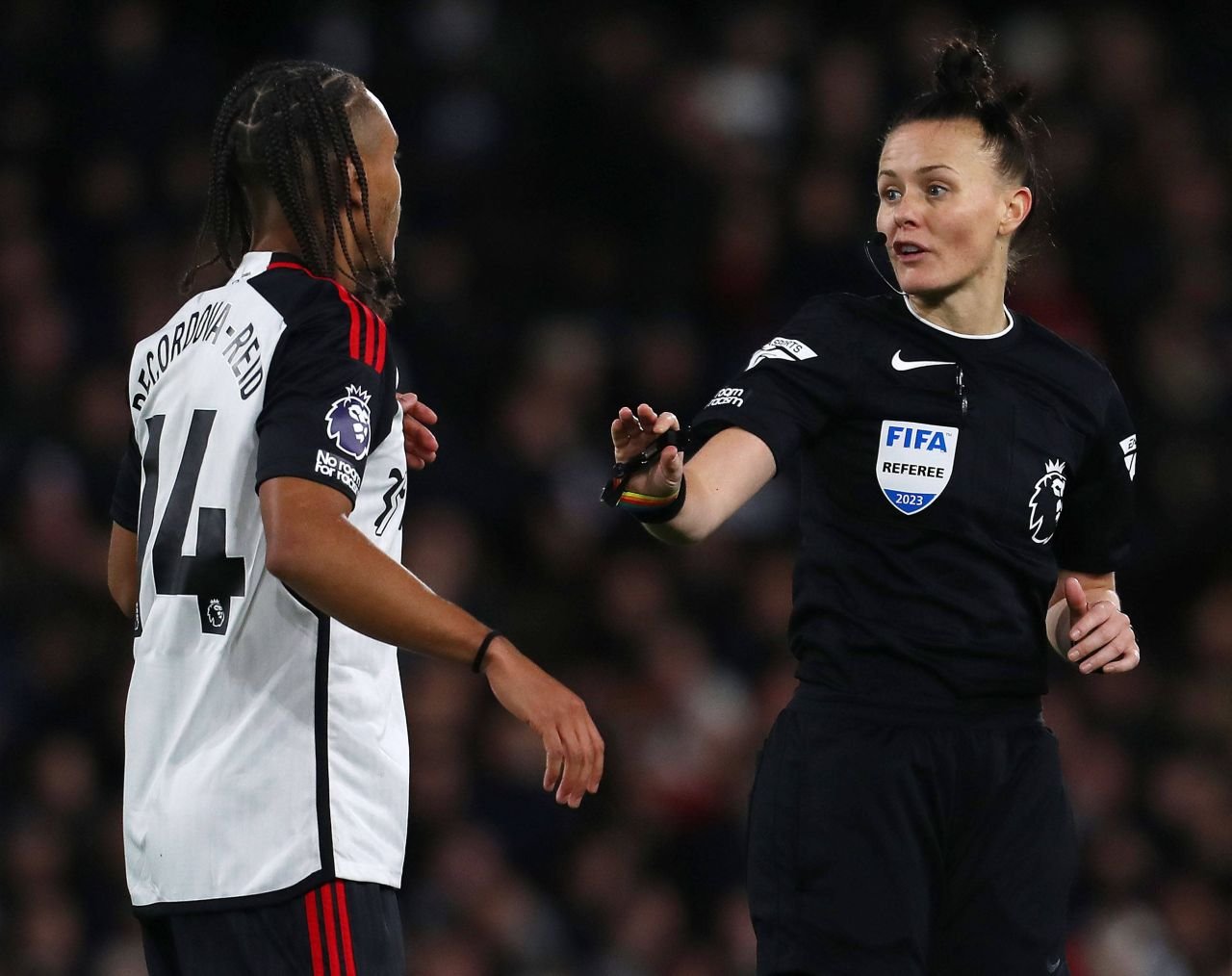 Ea e prima femeie care a arbitrat un meci din Premier League!_7