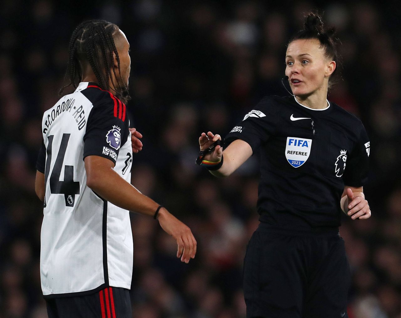 Ea e prima femeie care a arbitrat un meci din Premier League!_7
