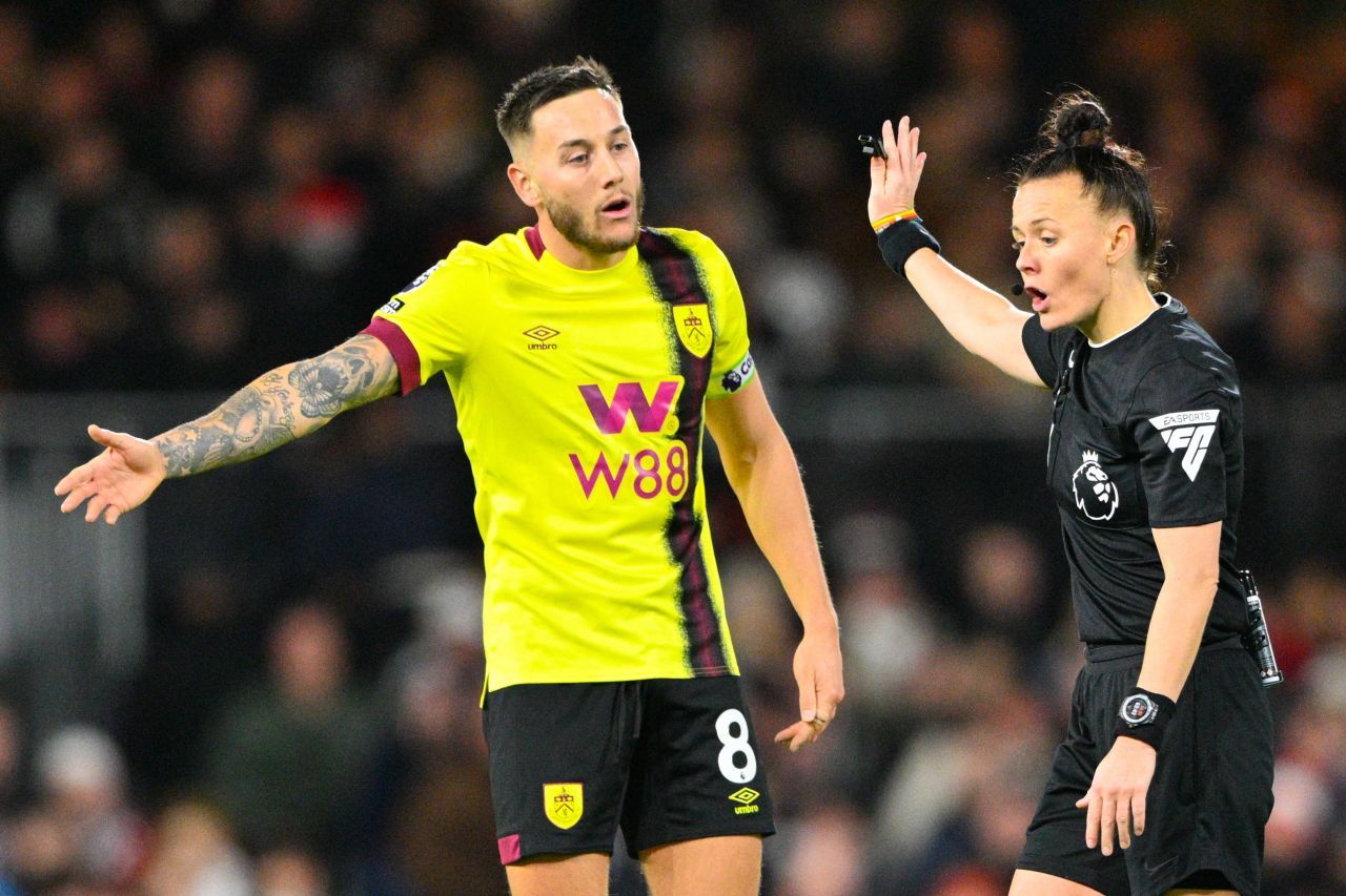 Ea e prima femeie care a arbitrat un meci din Premier League!_8