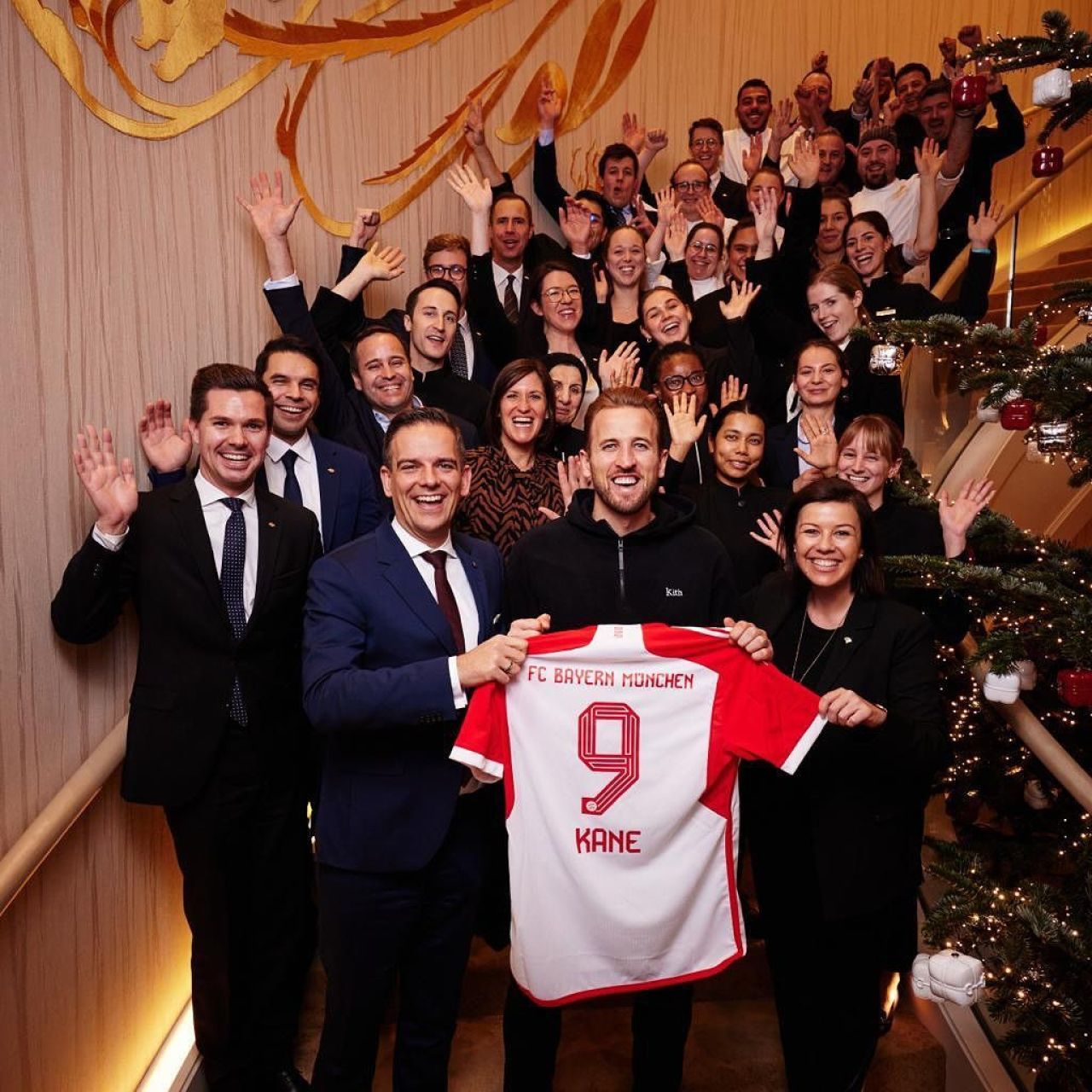 Harry Kane nu va mai plăti 11.000 de euro pe noapte la hotel! S-a pozat pe internet cu staff-ul și și-a anunțat plecarea: „Muller era îngrijorat” _1