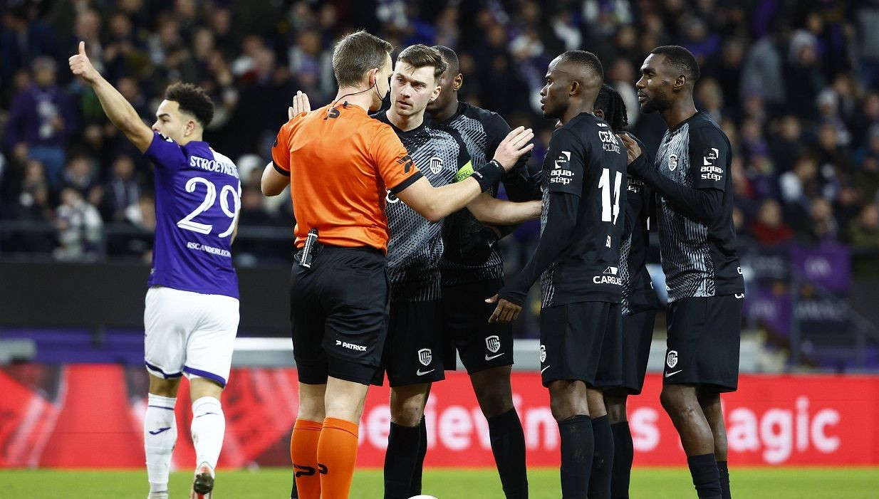 Scandal uriaș după derby-ul din Belgia! Se cere oficial rejucarea meciului