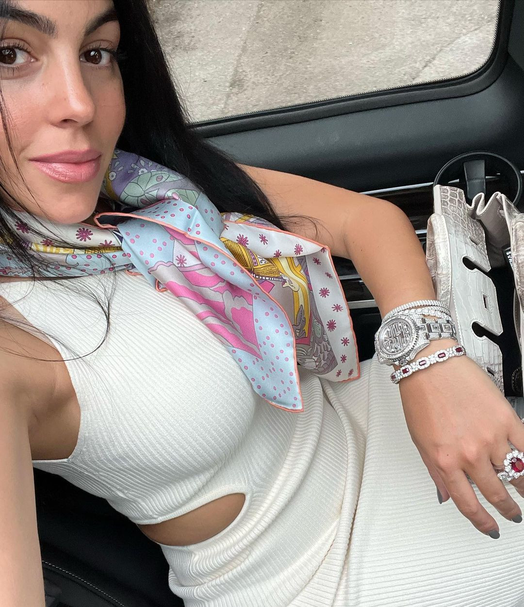 Georgina are o avere de 15 milioane de euro, dar a pus la loto și a câștigat! Ce sumă va primi _112