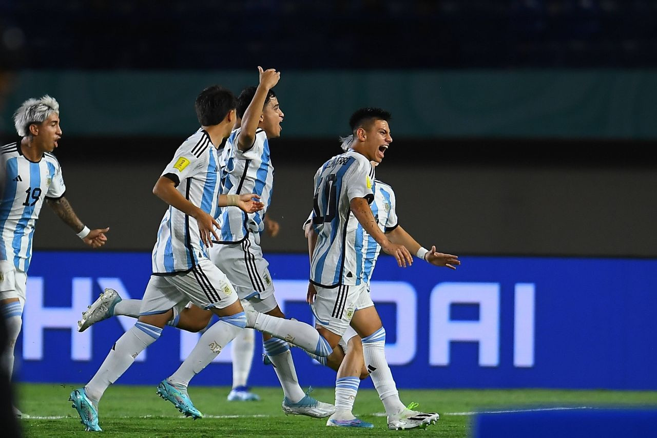 Pep Guardiola, aproape să &icirc;i sufle Barcelonei căpitanul Argentinei, care a anunțat că nu prelungește cu actuala echipă&nbsp;