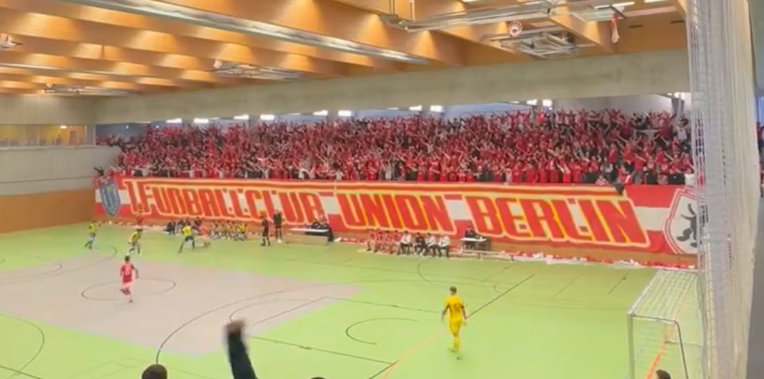 Spectaculos! Dragostea pentru sport nu ține cont de zi! Fanii au umplut sala pentru a susține echipa favorită&nbsp;