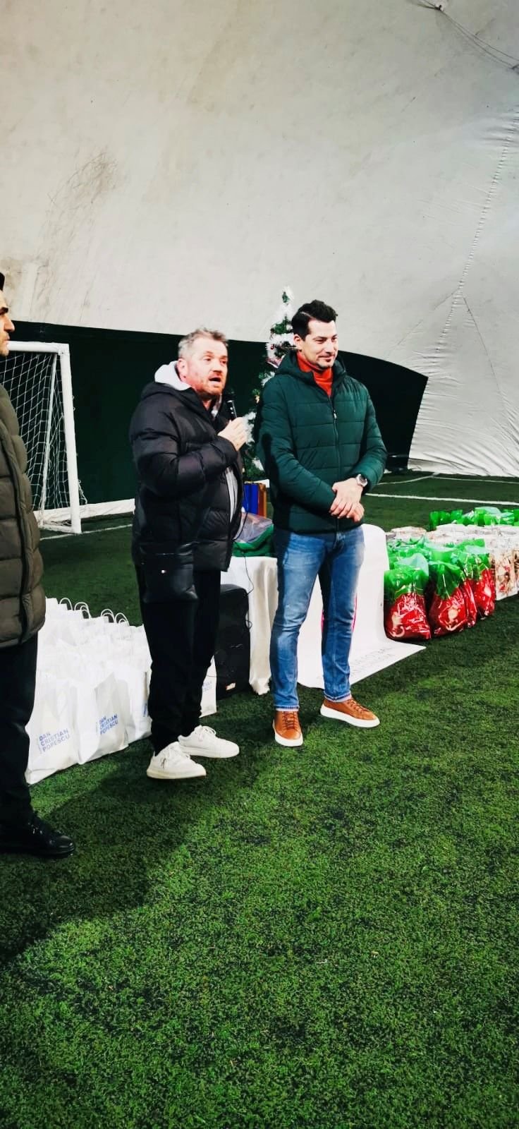 Ana Maria Brânză, Cătălin Oprișan și Florin Bratu au împărțit cadouri la școala de fotbal 
