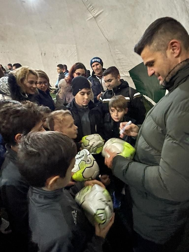 Ana Maria Brânză, Cătălin Oprișan și Florin Bratu au împărțit cadouri la școala de fotbal 