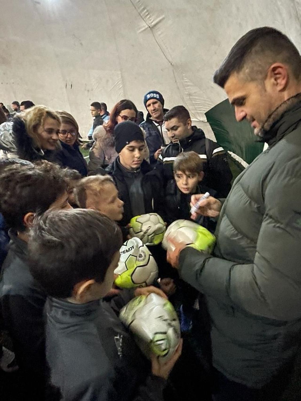 Ana Maria Brânză, Cătălin Oprișan și Florin Bratu au împărțit cadouri la școala de fotbal