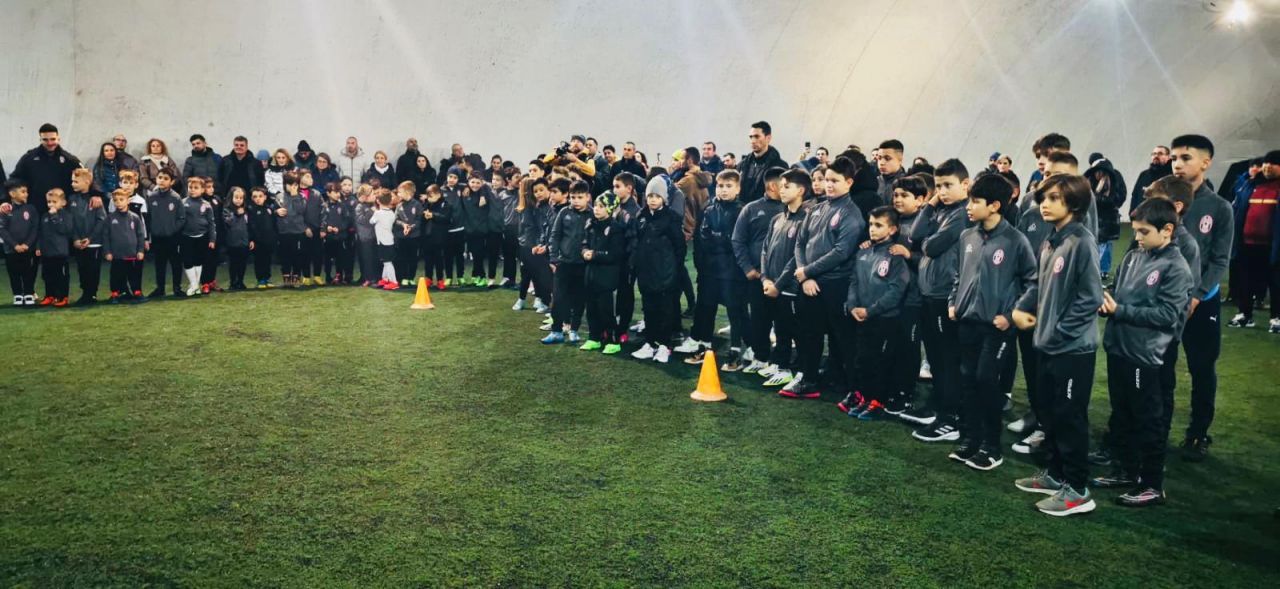 Ana Maria Brânză, Cătălin Oprișan și Florin Bratu au împărțit cadouri la școala de fotbal
