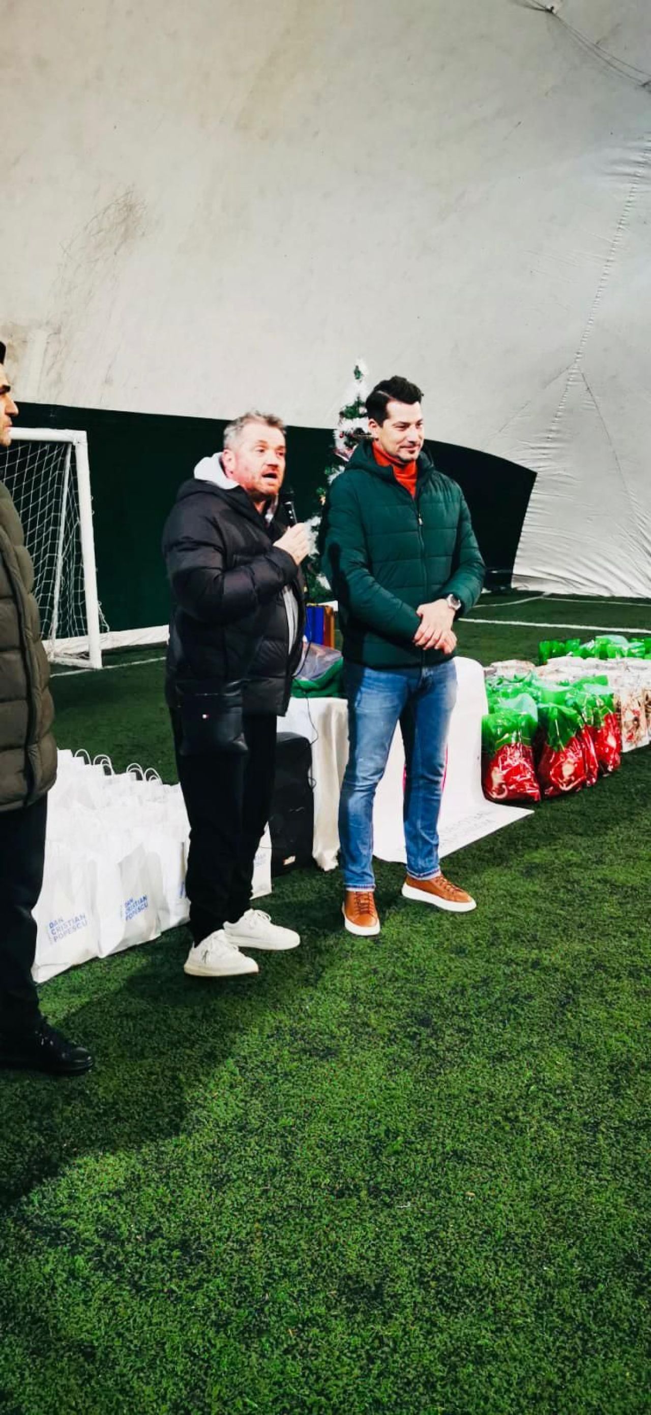Ana Maria Brânză, Cătălin Oprișan și Florin Bratu au împărțit cadouri la școala de fotbal