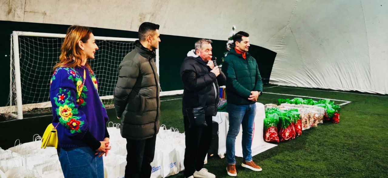 Ana Maria Brânză, Cătălin Oprișan și Florin Bratu au împărțit cadouri la școala de fotbal