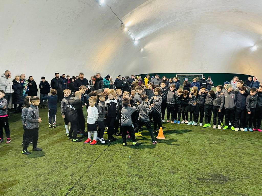 Ana Maria Br&acirc;nză, Cătălin Oprișan și Florin Bratu au &icirc;mpărțit cadouri la școala de fotbal Dan Chilom