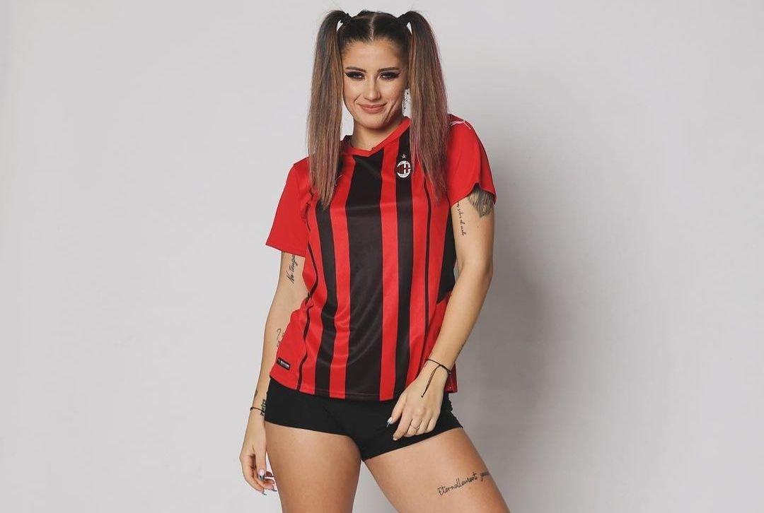 &bdquo;Cea mai sexy milanistă din Rom&acirc;nia&rdquo; Ipostazele provocatoare &icirc;n care s-a pozat Andreea Prisacariu, de Crăciun