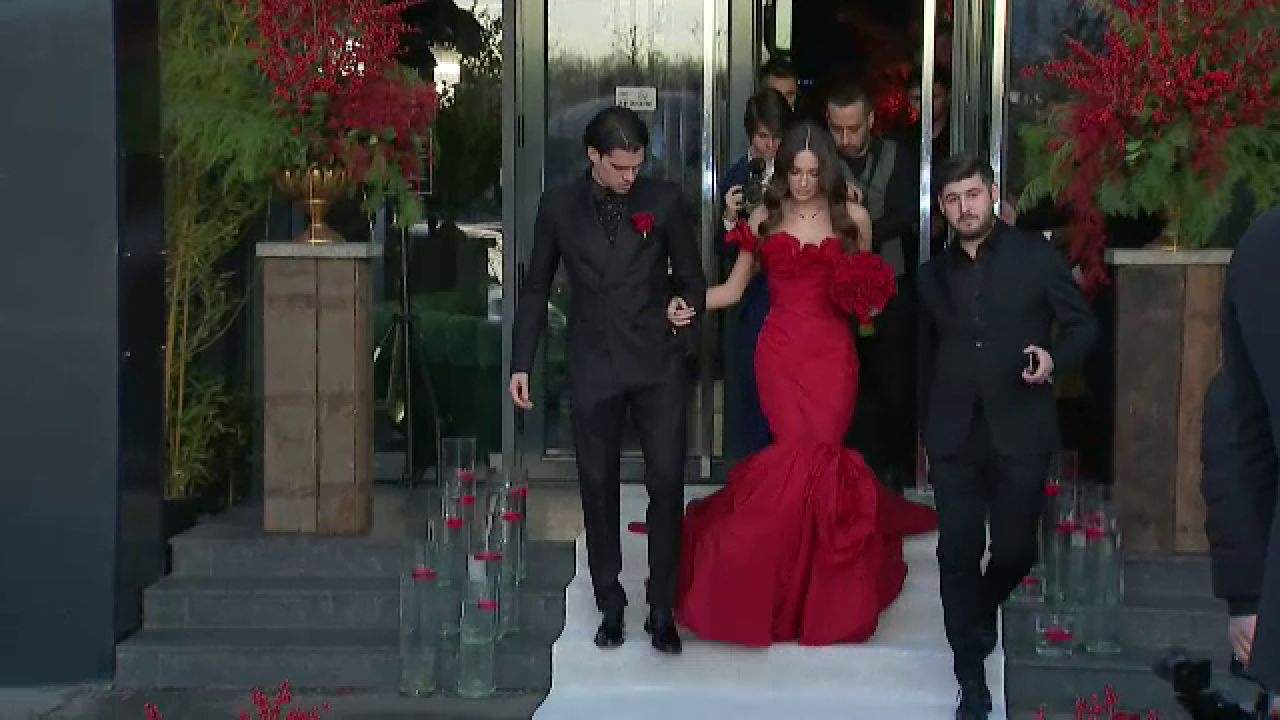Lady in red! Cât a costat rochia superbei Elena Tănase de la cununia cu Ianis Hagi _7