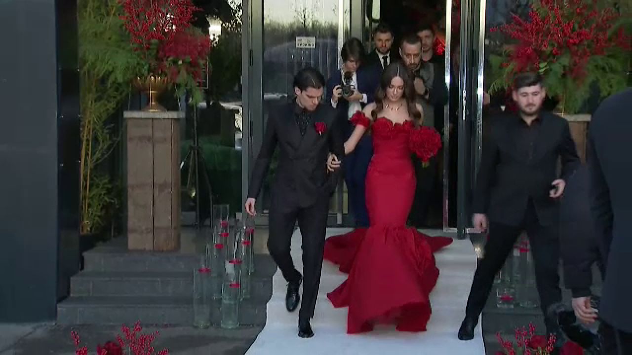 Lady in red! Cât a costat rochia superbei Elena Tănase de la cununia cu Ianis Hagi _8