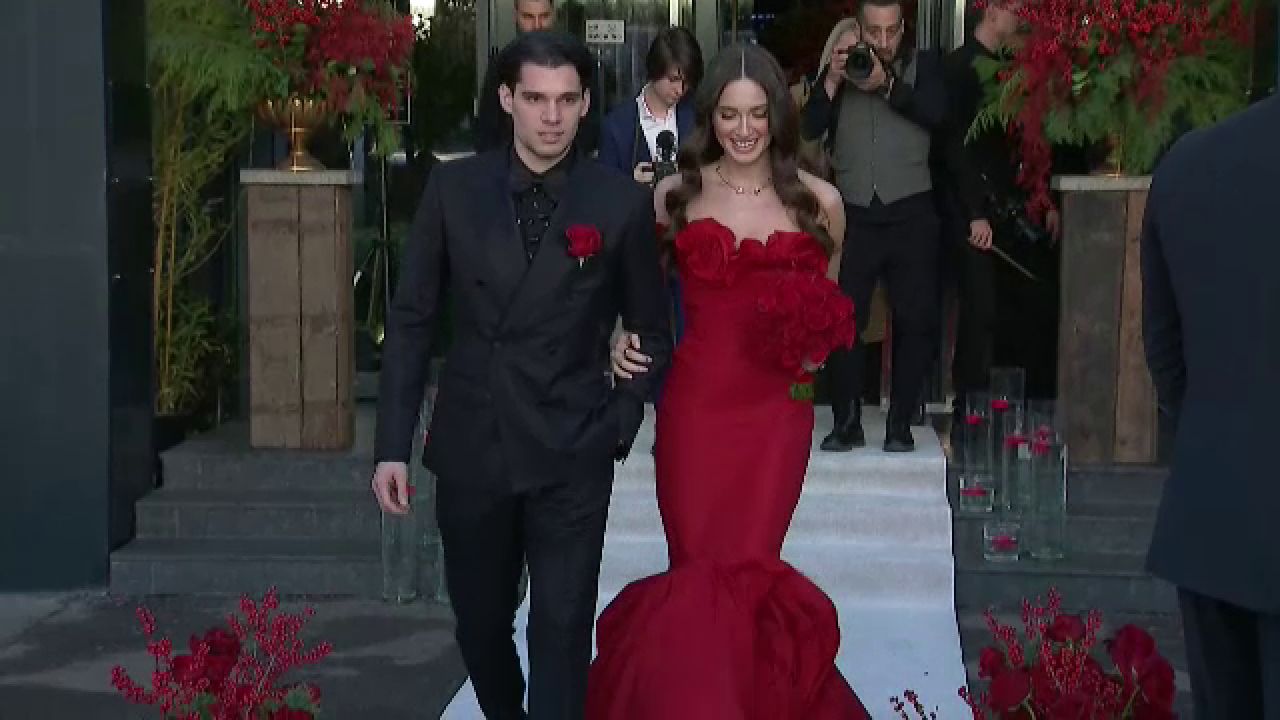 Lady in red! Cât a costat rochia superbei Elena Tănase de la cununia cu Ianis Hagi _15