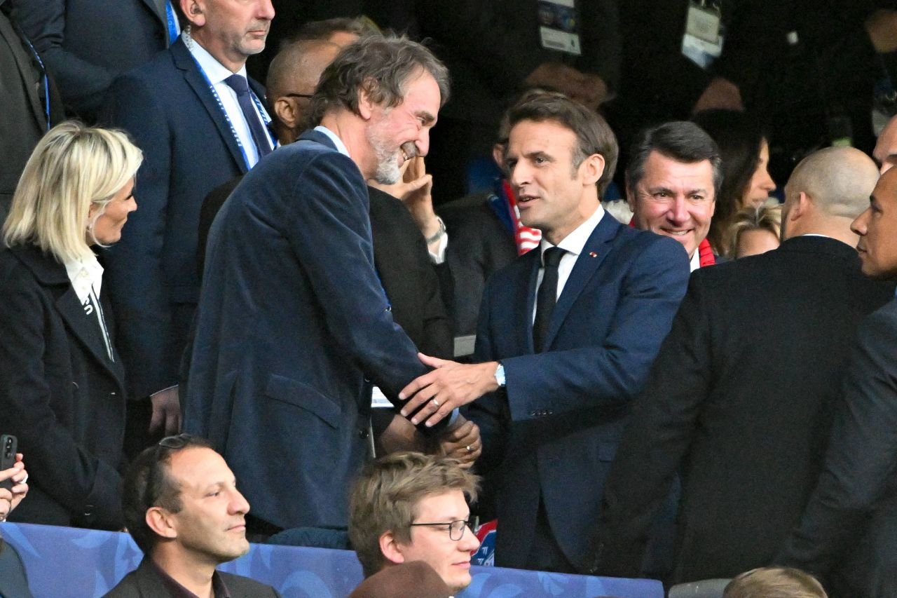 Noul investitor al lui Manchester United deține un bar bântuit în care oamenii lipesc bani pe tavan. Povestea soldatului Cedric _2