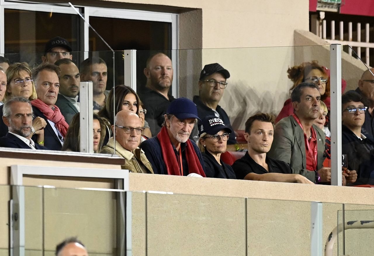 Noul investitor al lui Manchester United deține un bar bântuit în care oamenii lipesc bani pe tavan. Povestea soldatului Cedric _4