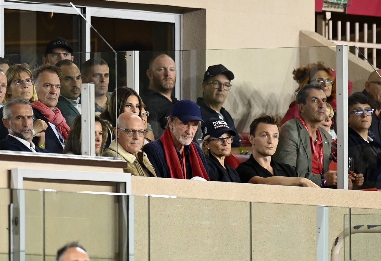 Noul investitor al lui Manchester United deține un bar bântuit în care oamenii lipesc bani pe tavan. Povestea soldatului Cedric _4