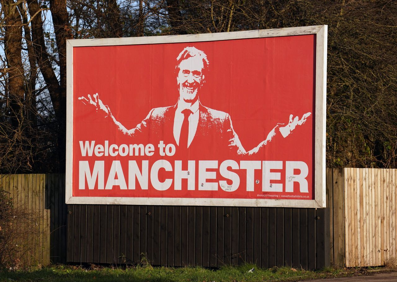 Noul investitor al lui Manchester United deține un bar bântuit în care oamenii lipesc bani pe tavan. Povestea soldatului Cedric _5