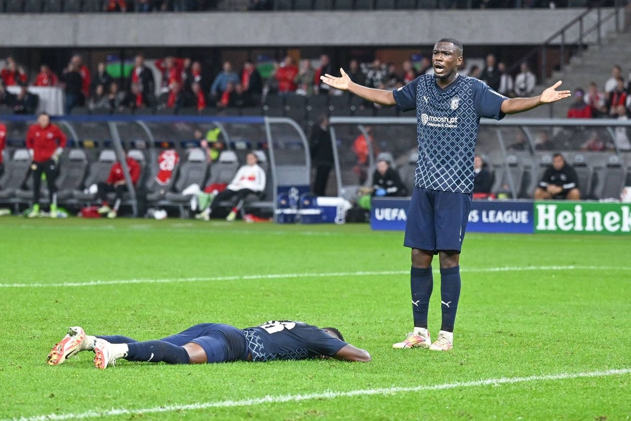 Un fotbalist de Champions League, fost la PSG, deține recordul de cartonașe roșii primite în anul 2023!_5