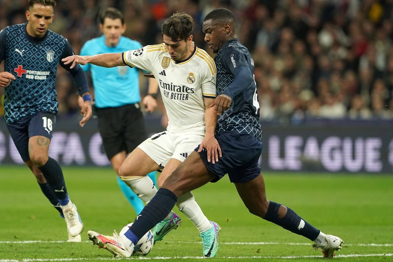 Un fotbalist de Champions League, fost la PSG, deține recordul de cartonașe roșii primite în anul 2023!_7