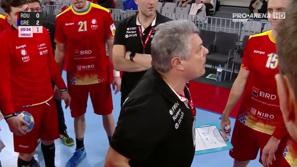 Nu s-a mai putut abține! Xavi Pascual a cerut time-out după doar două minute și a izbucnit în direct: 