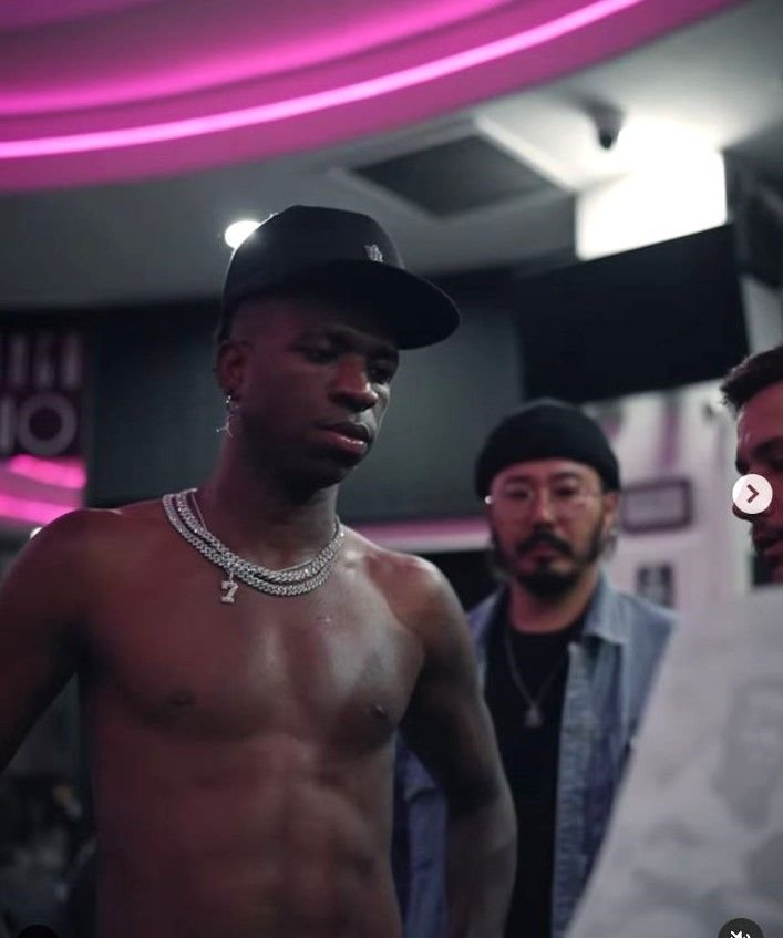 Vinicius Junior și-a întâlnit idolii și s-a întors cu un tatuaj imens din vacanță!_12