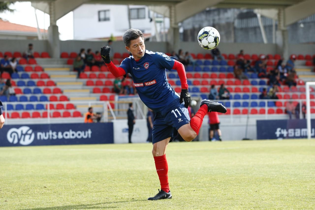 Câte meciuri a jucat în acest sezon în Portugalia fenomenul Kazu Miura, fotbalistul profesionist care va împlini 57 de ani în februarie!_3