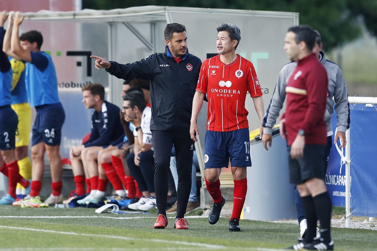 Câte meciuri a jucat în acest sezon în Portugalia fenomenul Kazu Miura, fotbalistul profesionist care va împlini 57 de ani în februarie!_4
