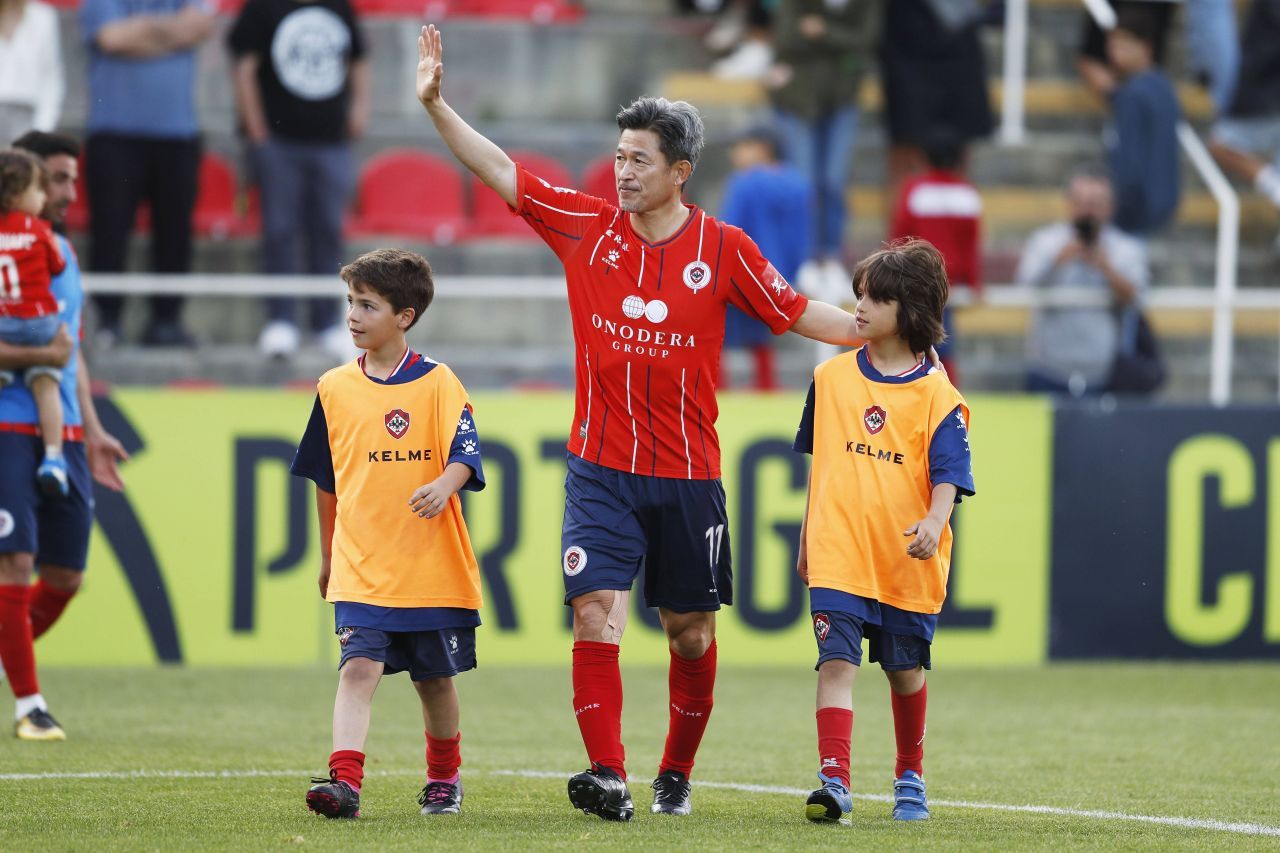 Câte meciuri a jucat în acest sezon în Portugalia fenomenul Kazu Miura, fotbalistul profesionist care va împlini 57 de ani în februarie!_6