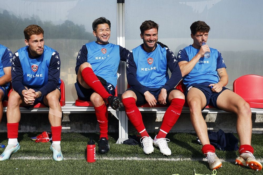 Câte meciuri a jucat în acest sezon în Portugalia fenomenul Kazu Miura, fotbalistul profesionist care va împlini 57 de ani în februarie!_2