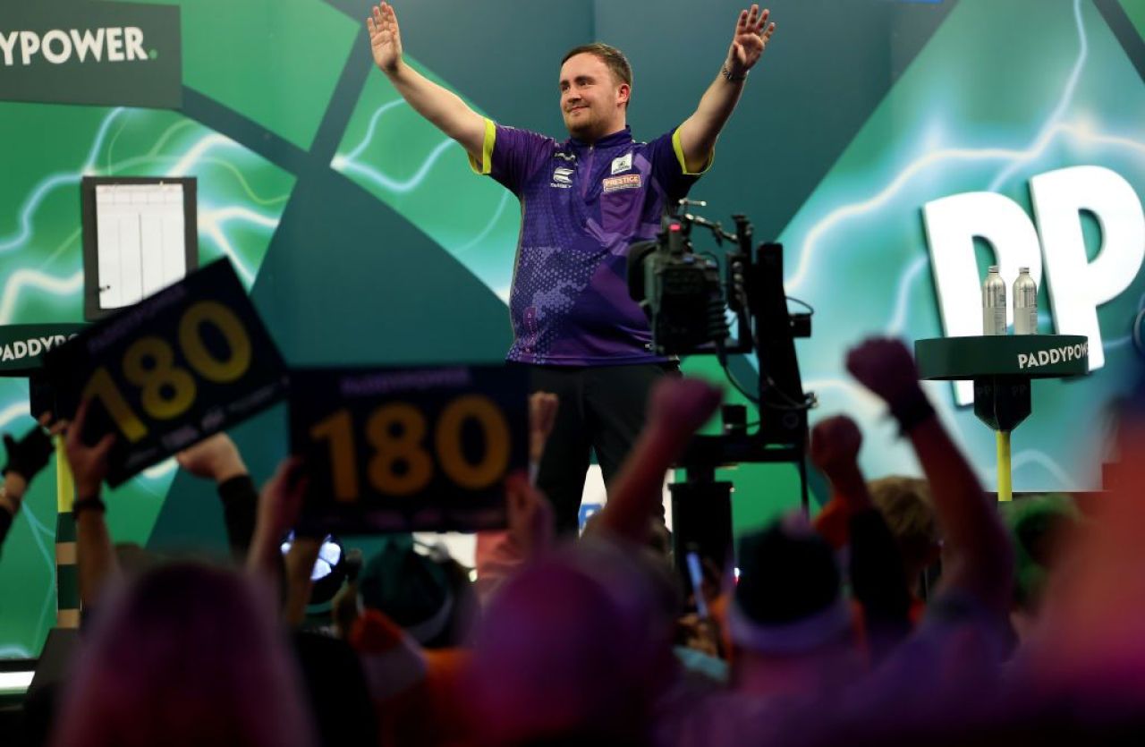 El e puștiul de 16 ani idolatrizat în Anglia, după ce a făcut senzație la Campionatul Mondial!_10