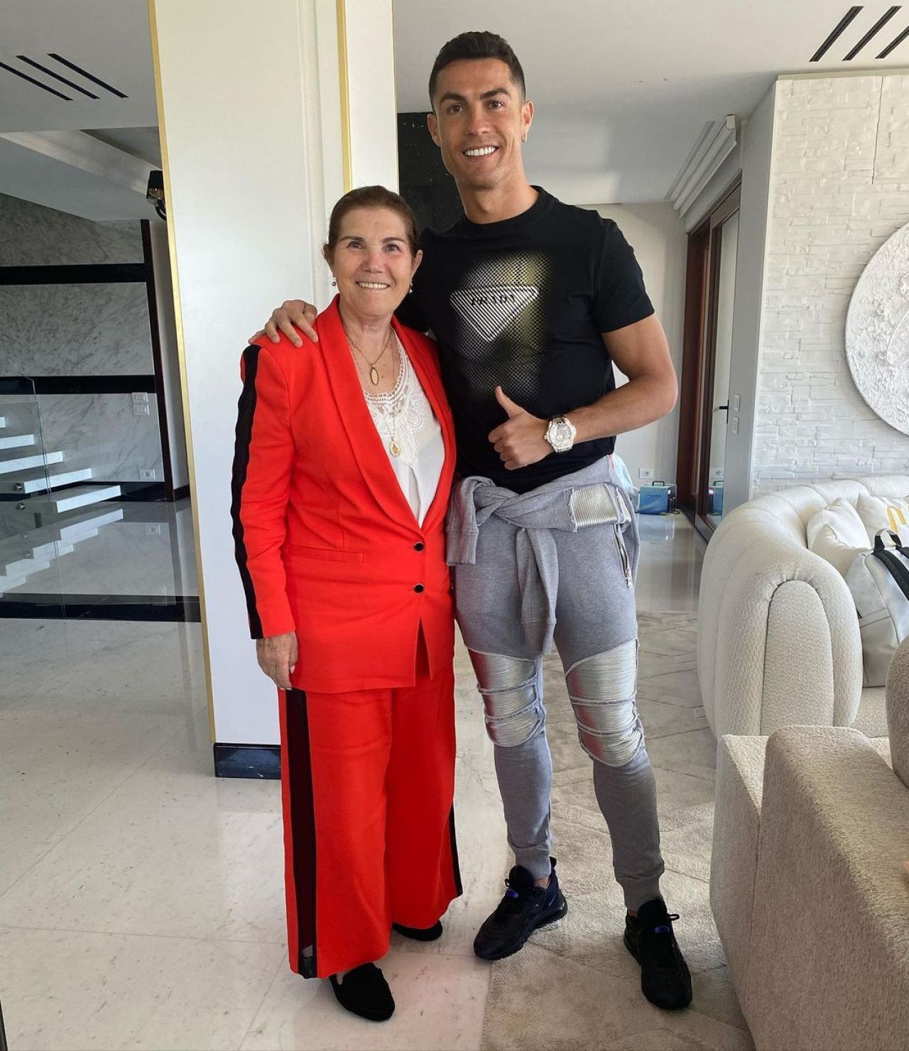 Cristiano Ronaldo, cadou de 80.000 de dolari pentru mama lui! Bolidul pe care i l-a cumpărat în ziua în care femeia a împlinit 69 de ani _11