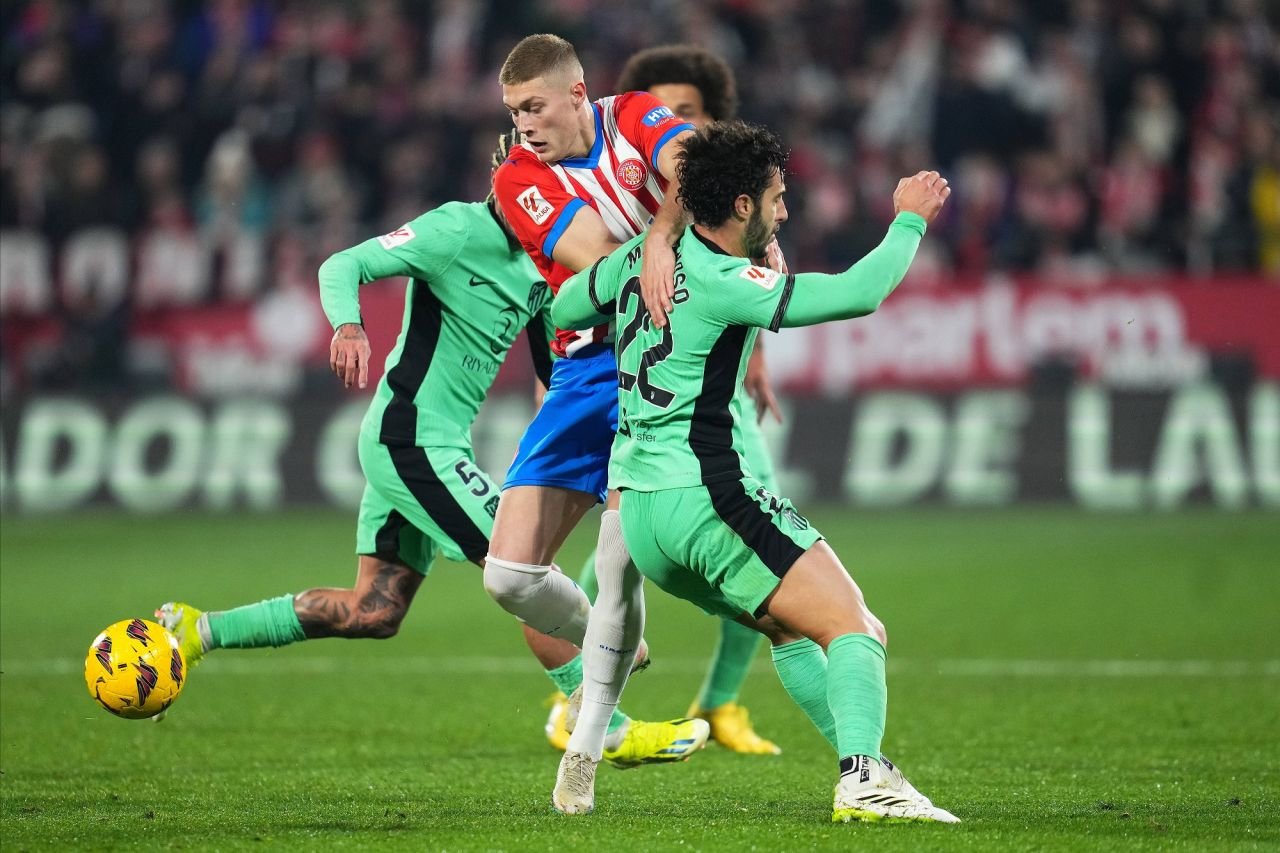 Girona i-a găsit deja &icirc;nlocuitor fotbalistului ținut pe bancă de atacantul Oțelului! E dorit insistent de Chelsea