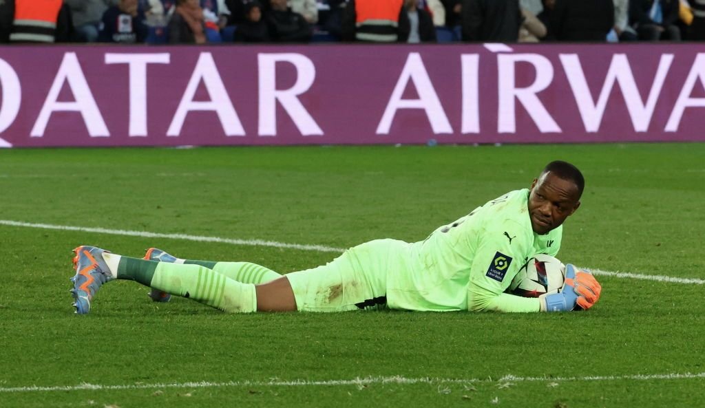 Mandanda poate juca până la 40 de ani! Portarului francez i s-a propus prelungirea contractului_6