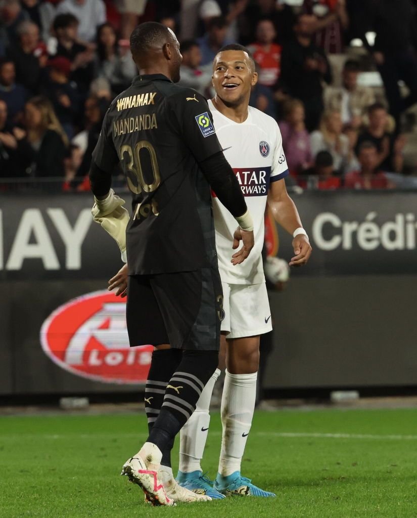 Mandanda poate juca până la 40 de ani! Portarului francez i s-a propus prelungirea contractului_10