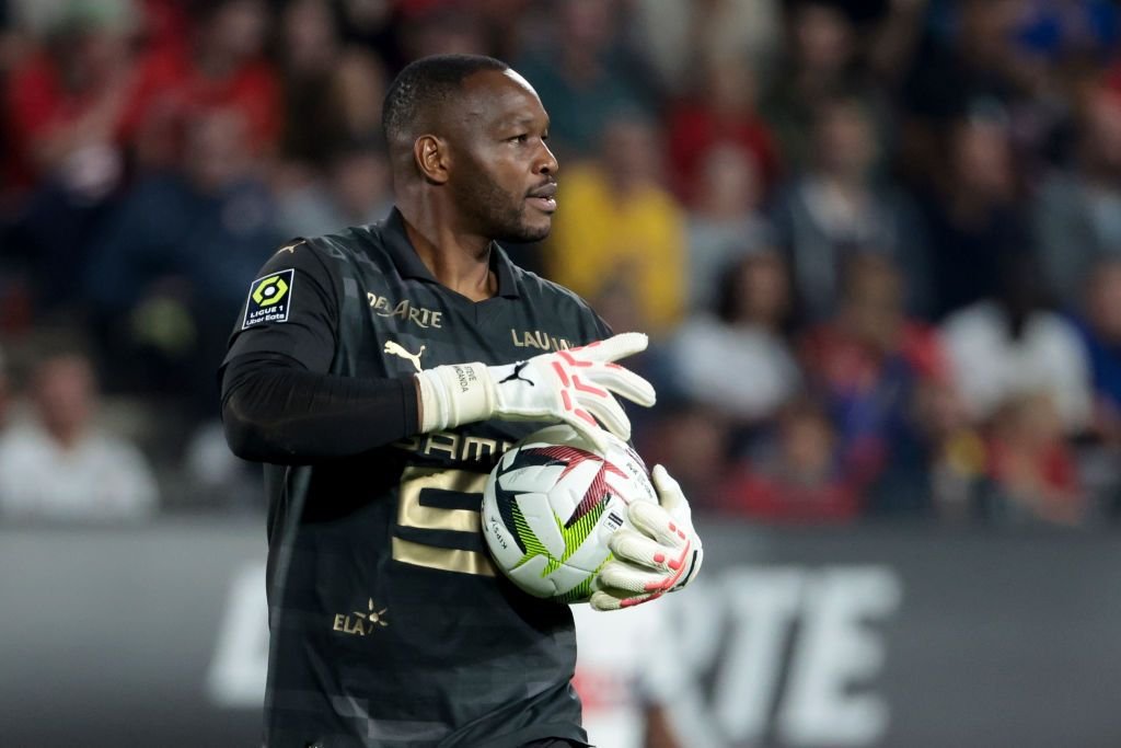 Mandanda poate juca până la 40 de ani! Portarului francez i s-a propus prelungirea contractului_12