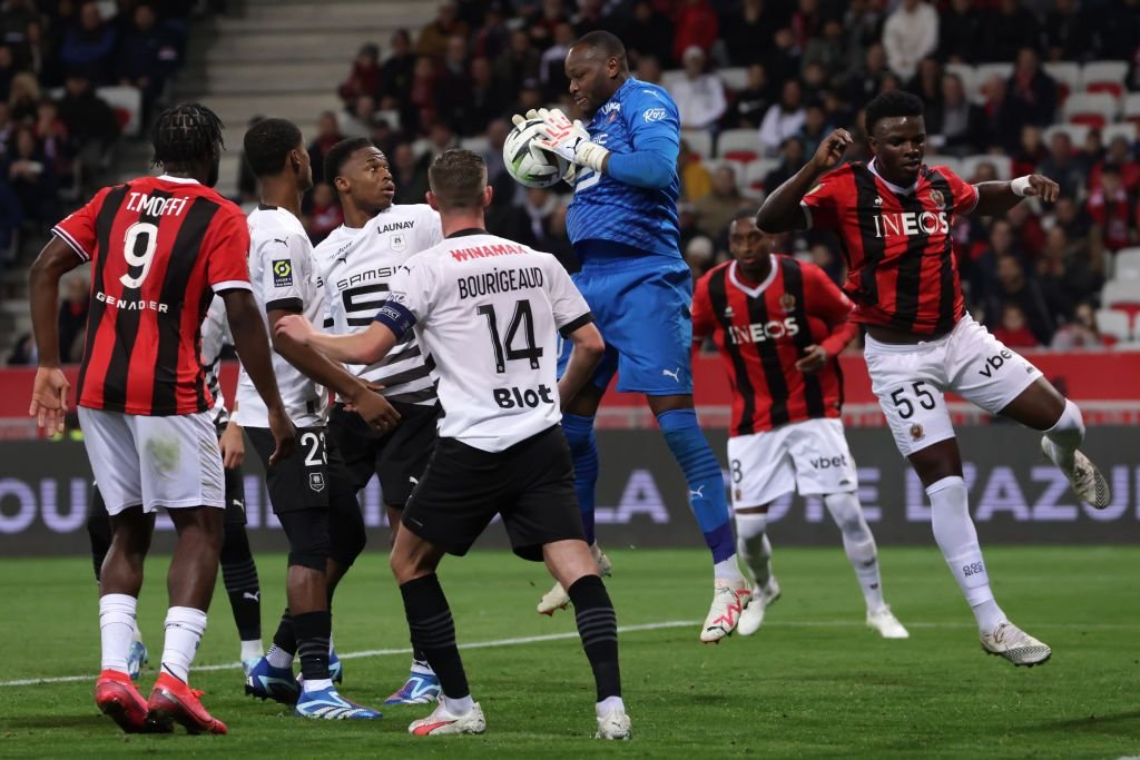 Mandanda poate juca până la 40 de ani! Portarului francez i s-a propus prelungirea contractului_14