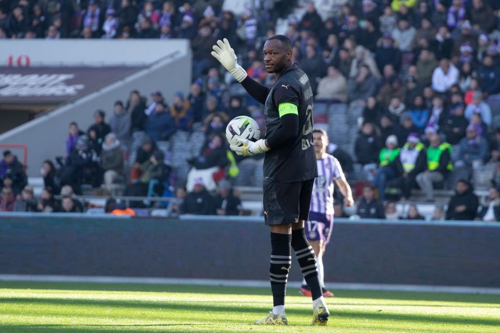 Mandanda poate juca până la 40 de ani! Portarului francez i s-a propus prelungirea contractului_15