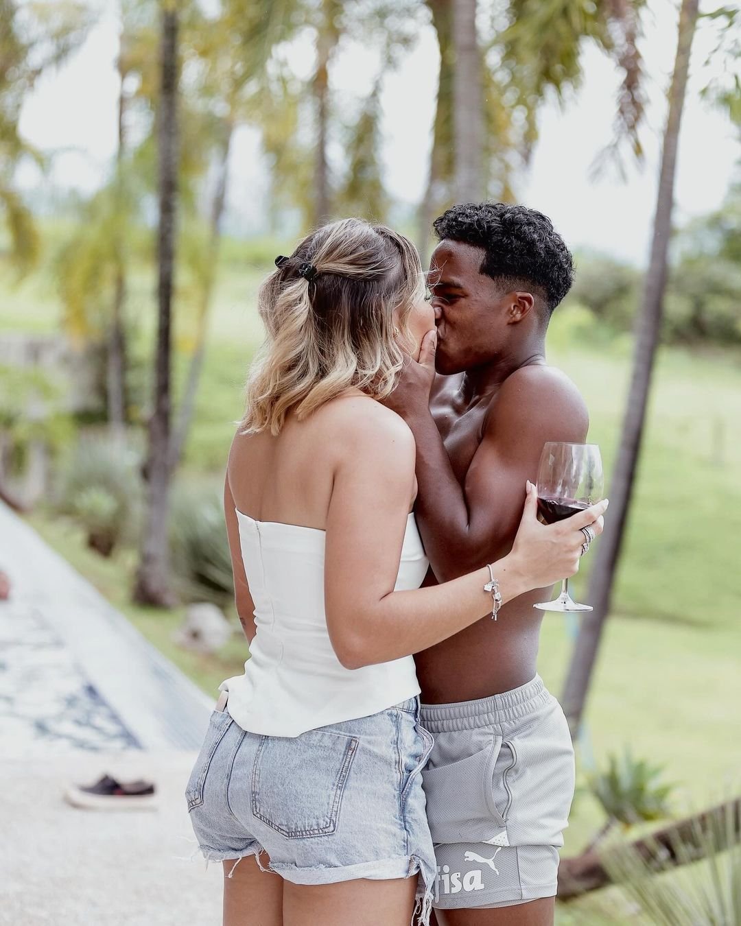Starul de 17 ani al lui Real Madrid se iubește cu un model de 21 de ani. Imagini spectaculoase cu frumoasa braziliancă_3