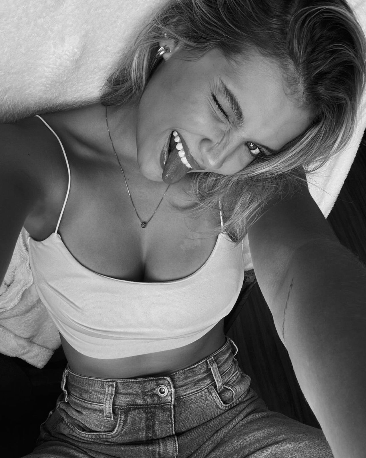 Starul de 17 ani al lui Real Madrid se iubește cu un model de 21 de ani. Imagini spectaculoase cu frumoasa braziliancă_36