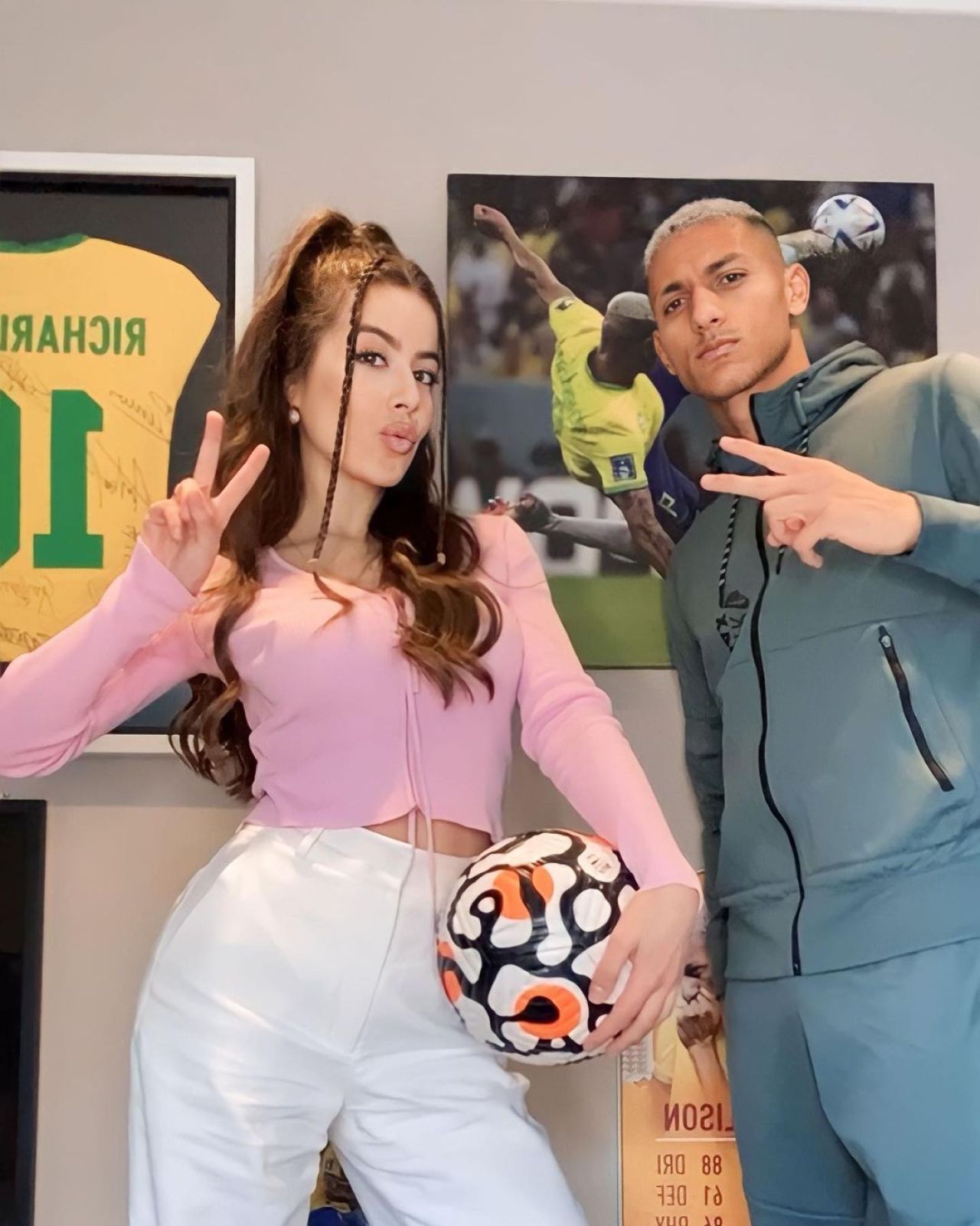 Ea este profesoara sexy și poliglotă care le-a dat lecții viitoarelor staruri din fotbal! Endrick și Julian Alvarez au făcut cursuri cu ea _6