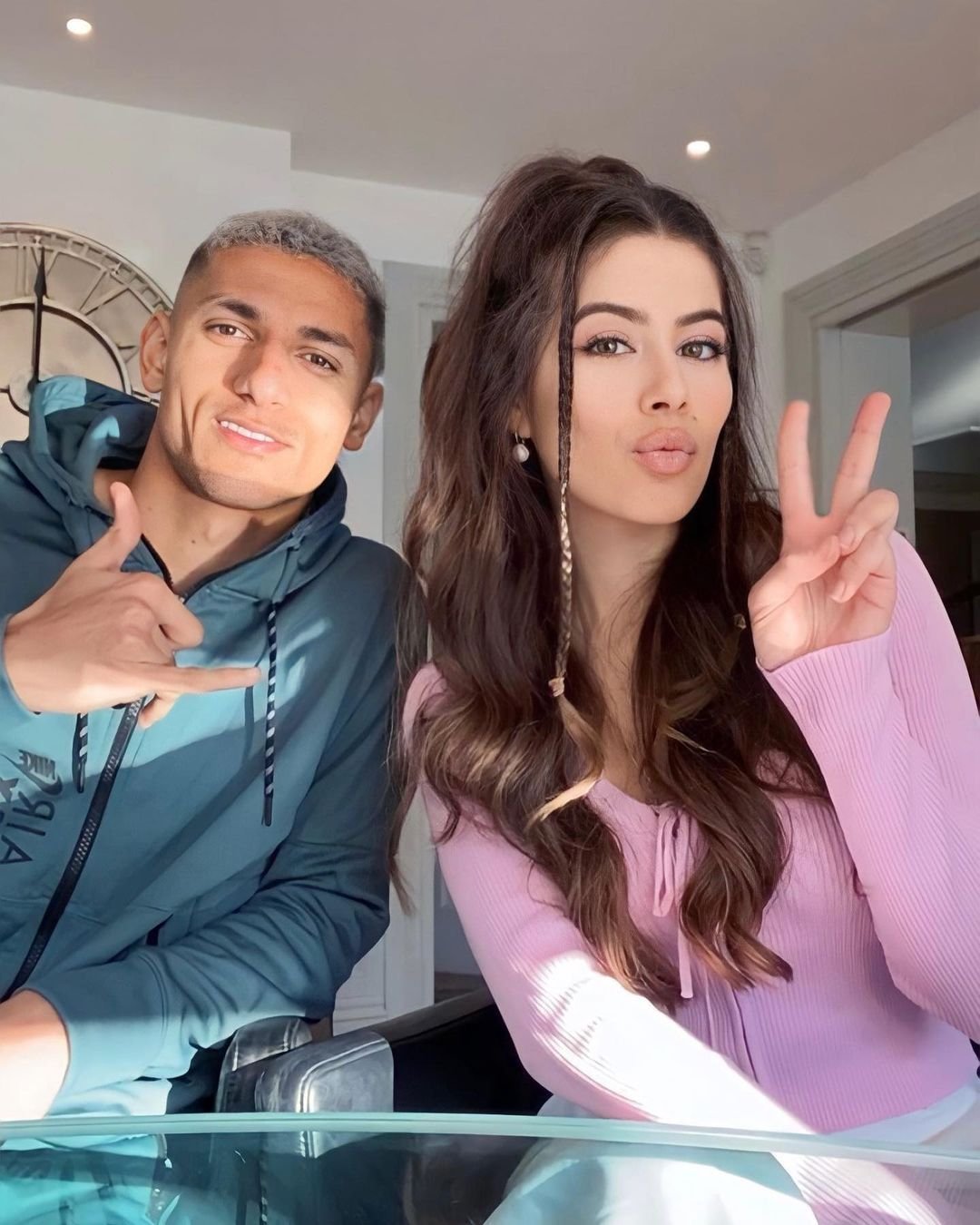 Ea este profesoara sexy și poliglotă care le-a dat lecții viitoarelor staruri din fotbal! Endrick și Julian Alvarez au făcut cursuri cu ea _7